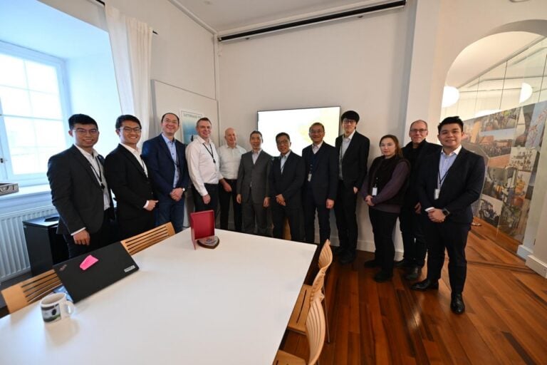 fe3237bf 815e 4ce4 93f2 ab3bc3206604